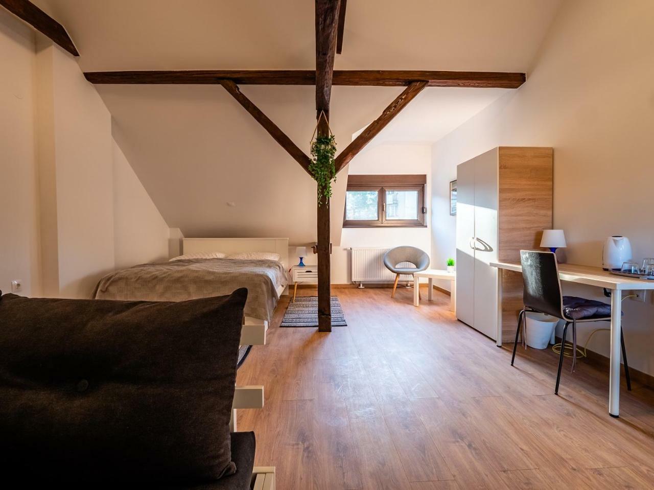 Eva Rooms & Studio Apartment Karlovac Exterior foto